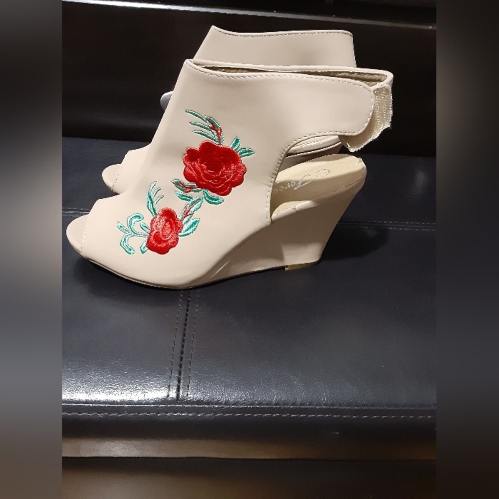 Forever Women's Tan Floral Embroidered Peep Toe Platform Highheel Slingback 7